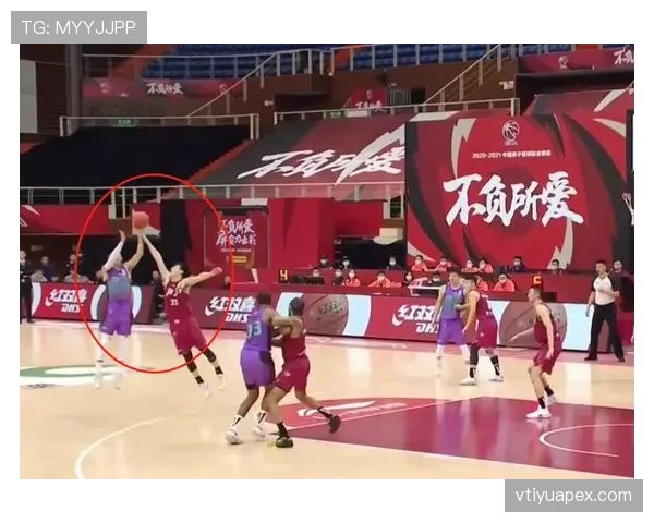 篮球规则解析:比赛中出现非法身体接触的吹罚标准与正确规避方法 篮球规则解析:比赛中出现非法身体接触的吹罚标准与正确规避方法